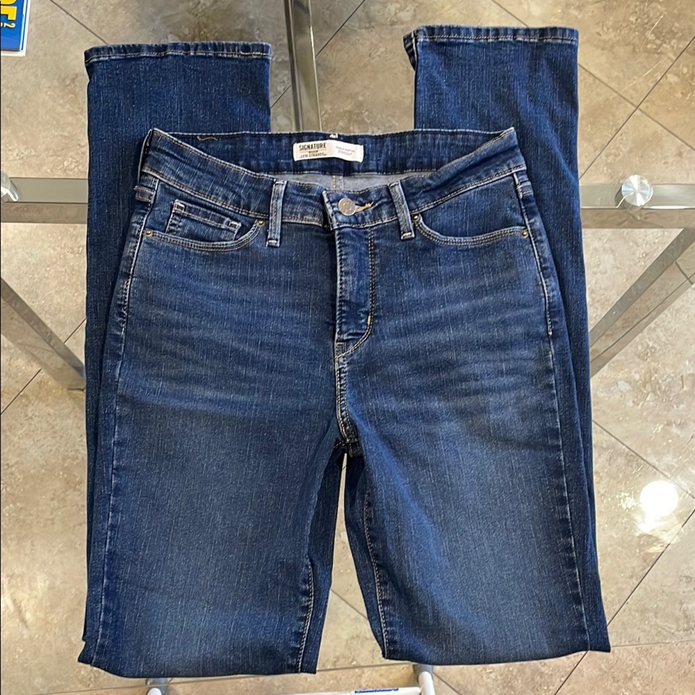 Women's Levis Totally Shaping Straight leg Stretch Jeans size 27